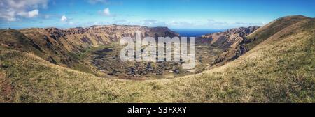 Panoramablick auf den Krater Rano Kau auf der Osterinsel, Chile Stockfoto