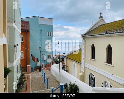 Blick vorbei an der Kirche Unsere Dame der Sorgen in katalanischen Bucht Dorf, Gibraltar in Richtung Mittelmeer Stockfoto