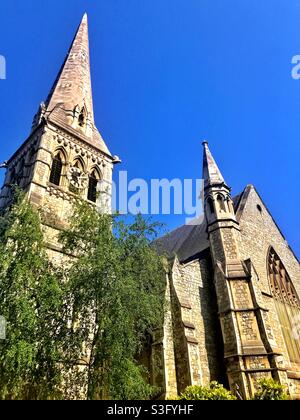 Die wunderschöne viktorianische gotische Architektur der Holy Trinity Church, London. Stockfoto