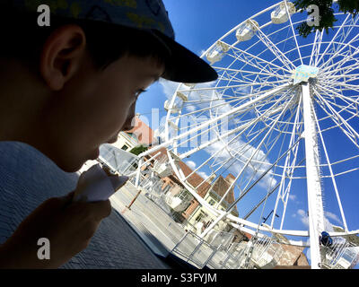 Das Riesenrad wurde zur Feier des 100. Jahrestages der Volksabstimmung von Sopron im Jahr 1921 errichtet, das Eiscreme für Kinder isst, Varkerulet, Sopron, Ungarn Stockfoto