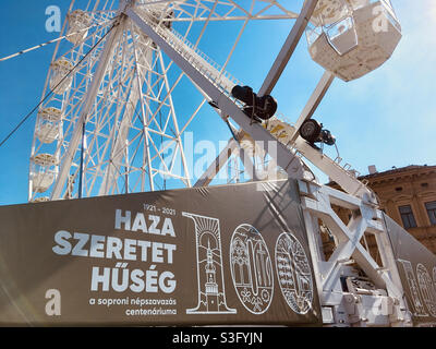 Das Riesenrad wurde zur Feier des 100-jährigen Jubiläums der Volksabstimmung von Sopron im Jahr 1921 in Varkerulet, Sopron, Ungarn, errichtet Stockfoto