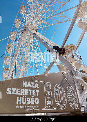 Das Riesenrad wurde zur Feier des 100-jährigen Jubiläums der Volksabstimmung von Sopron im Jahr 1921 in Varkerulet, Sopron, Ungarn, errichtet Stockfoto