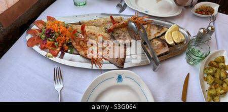 Meeresfrüchte-Abendessen am Mittelmeer in Monterosso, Italien. Menü „Früchte des Meeres“. Stockfoto