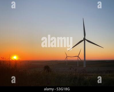 Erneuerbare Energie - Cornwall Windturbinen fließen im Sonnenuntergang. Stockfoto