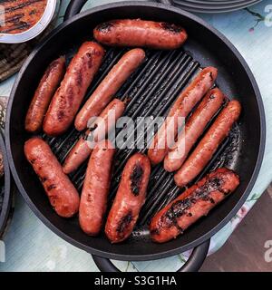 Brutzelnde Würste in einer Bratpfanne Stockfoto