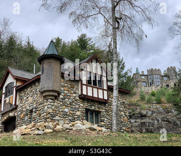 April 2021, Häuser auf einem Hügel in Bolton Landing, Bolton, Warren County, Adirondack Region, New York, Usa Stockfoto