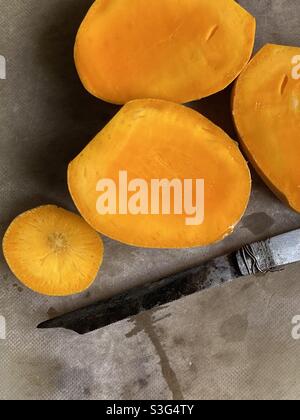 Köstliche Mangos schneiden vor dem Essen Stockfoto