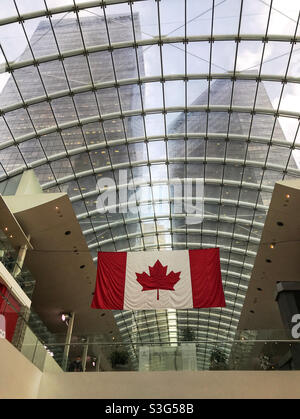 Die kanadische Flagge hängt von der Glasdecke des Core Shopping Centers. Downtown Calgary, Alberta, Kanada. Stockfoto
