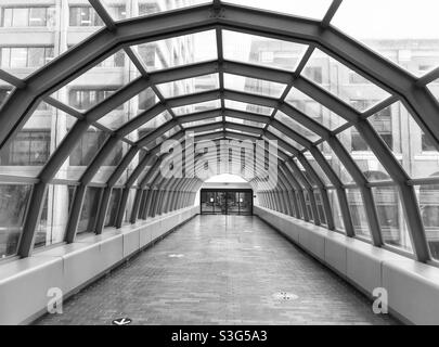 Das Plus15-Laufbahnsystem in der Innenstadt von Calgary, Alberta, Kanada, gleicht einem Tunnel durch ein Spinnennetz zwischen Gebäuden im Stadtzentrum der Stadt. Stockfoto