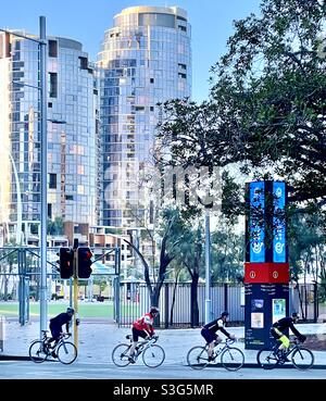 Vier Radfahrer fahren am Elizabeth Quay Perth Western Australia vorbei Stockfoto