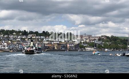 Paddle Steamer Kingswear Castle in Richtung Dartmouth Town auf dem River Dart mit der Britannia Royal Naval Collage auf dem Hügel Stockfoto