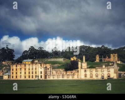 Gefängnisgebäude aus der Sträflingszeit in Port Arthur, Tasmanien, Australien, unter bedrohlichen Wolken Stockfoto