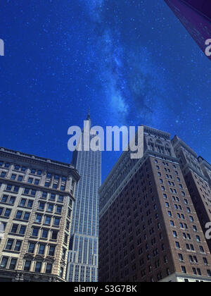 Ein Blick am frühen Abend auf das Empire State Building hinter den Herald Towers Apartments, Broadway 6th Avenue und 34th St., NYC, USA Stockfoto