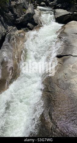 Der Merced Fluss, der durch Granit im Yosemite Nationalpark über den Nevada Wasserfällen fließt Stockfoto