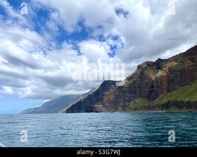 Die Na Pali Küste von einem Boot aus gesehen in Kauai Hawaii Stockfoto