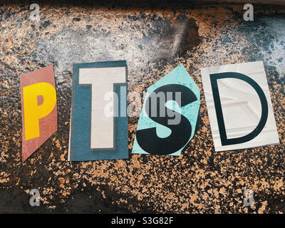PTSD ist ein Akronym für „posttraumatische Belastungsstörung“ und wird im Stil der Lösegeld-Note-Typografie, USA, geschrieben Stockfoto