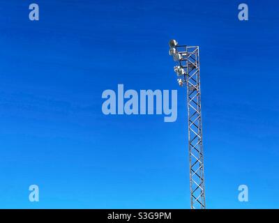 Blick auf einen Leuchtturm aus der unteren Perspektive gegen den blauen Himmel Stockfoto