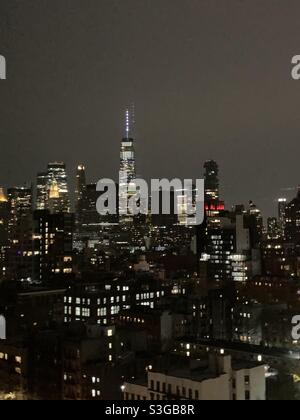 Eine nächtliche Aussicht von der Lower East Side in Richtung Lower Manhattan, New York City, New York, USA Stockfoto