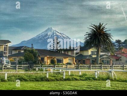 Der Mount Taranaki ragt über New Plymouth auf Neuseelands Nordinsel Stockfoto