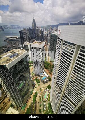 Conrad Hotel mit Wan Chai und dem Victoria Hafen im Hintergrund. Stockfoto