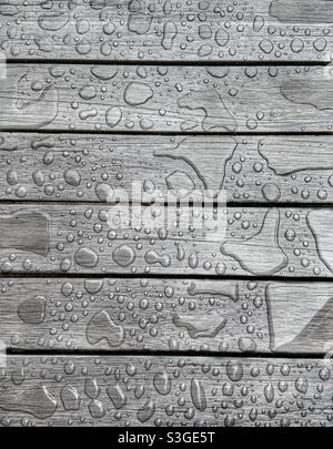 Wassertropfen auf lackierten Holzplanken Stockfoto