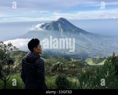 Blick auf den spektakulären Mount Merapi vom Mount Merbabu Indonesia Stockfoto