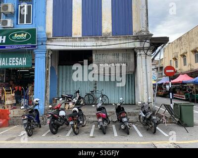 Motorrad auf dem Parkplatz Georgetown Penang Malaysia Stockfoto