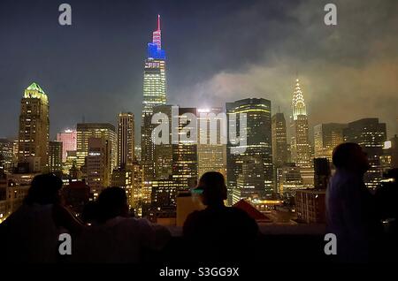 Während des Feuerwerks auf der Residenz des Murray Hill Apartmenthauses am 4. Juli 2021 können Sie die Aktivität beobachten, NYC, USA Stockfoto