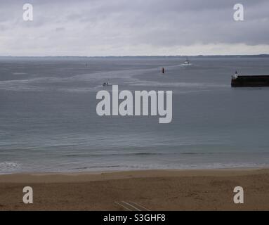 Wolkiger Himmel über dem Strand von Quiberon in der Bretagne, Frankreich Stockfoto