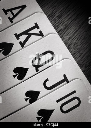 Royal Flush Pokerhand. Höchste Kartenhand. Beste Hand. Karten auf die Brust Stockfoto