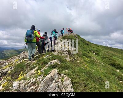 Wandern in Bulgarien. Eine Gruppe von Wanderern auf dem Kozya Stena Reservat durchquert ab 2021 den Europäischen Fernwanderweg E 3 im Zentralbalkan, Bulgarien Stockfoto