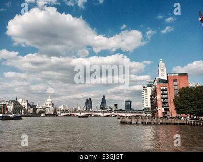 London Blick über die Themse mit dem Oxo Tower und die City of London bei sonnigem Wetter ab 2014. London, England, Großbritannien Stockfoto