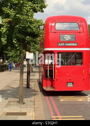 AEC Routemaster alter roter Doppeldeckerbus, der in einen Partybus umgewandelt wurde, auf der Straße in Kensington und Chelsea Borough, London, England, Großbritannien Stockfoto