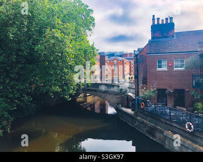 Ein Fluss über den Fluss Kennet in Reading, Großbritannien. Stockfoto