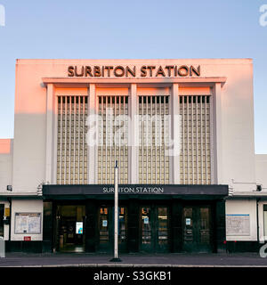 Surbiton-Station mit Sonnenuntergang Stockfoto