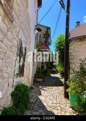 Eine schmale Dorfstraße in Lania (Laneia) im Troodos-Gebirge auf Zypern. Stockfoto