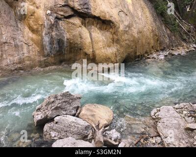 Bach, der durch den Canyon des Johnston Canyon, banff National Park, Calgary, Kanada, fließt Stockfoto