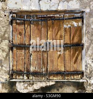 Alte Eichenfensterläden mit handgefertigten Eisenscharnieren - Frankreich. Stockfoto