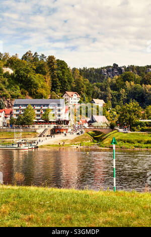 Die Fähre nahe der Stadt Rathen in der Sächsischen Schweiz an der Elbe zeigt das schöne Dorf am Fuße des Elbsandsteingebirges Stockfoto