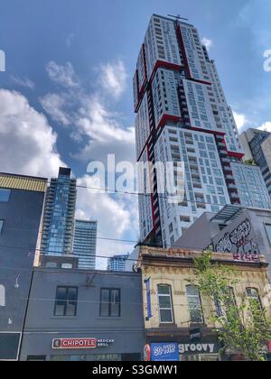 Ein Wohn- und Einkaufsviertel im Zentrum von Toronto, Kanada. Stockfoto