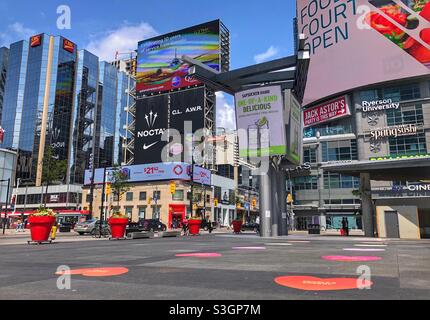 Yonge-Dundas Square in der Innenstadt von Toronto, Kanada. Stockfoto