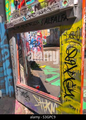 Graffiti-Gasse in einem Viertel von Toronto. Stockfoto