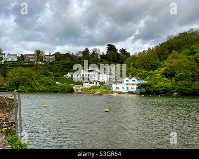 Blick über den Fluss Fowey von Fowey nach Bodinnick, Cornwall Stockfoto