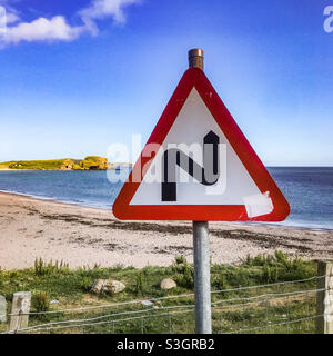 Zick-Zack-Straßenschild am Southend Beach auf der Halbinsel Kintyre in Schottland Stockfoto