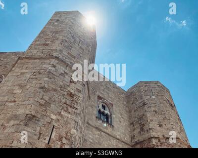 Zwei Türme des castel Del Monte, Apulien, Italien Stockfoto