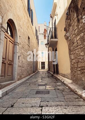 Eine Gasse in Trani, Apulien, Italien Stockfoto