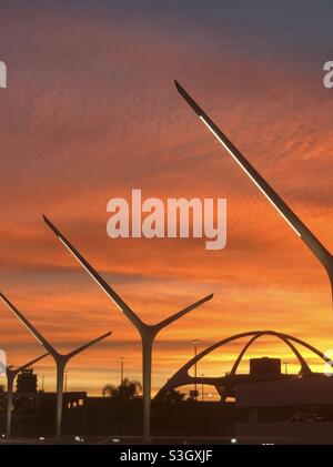 Abflughöhe des internationalen Flughafens Los Angeles (LAX) bei Sonnenaufgang Stockfoto