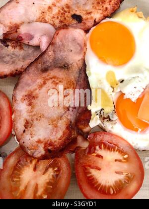 Speck und Eier mit Tomaten Stockfoto