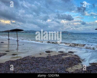 Stürmischer, wolkiger Tag am Strand von Vassilias auf der griechischen Insel Skiathos. Stockfoto