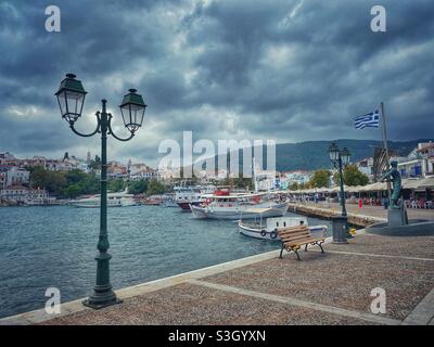 Stürmischer Tag im Hafen von Skiathos, Griechenland. Stockfoto